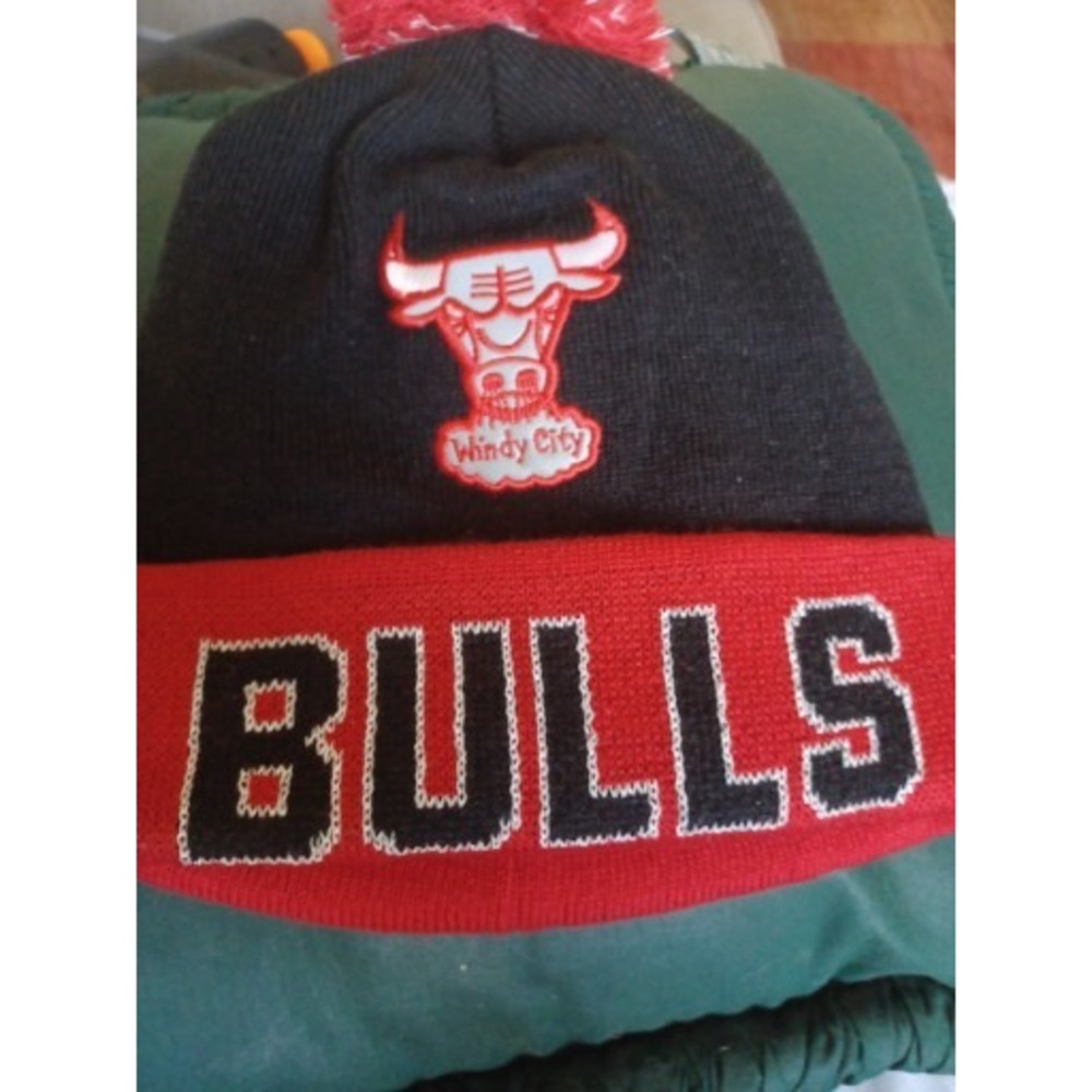 New Era NBA Chicago Bulls Windy City Reflective Logo Knit Adult Pom Beanie